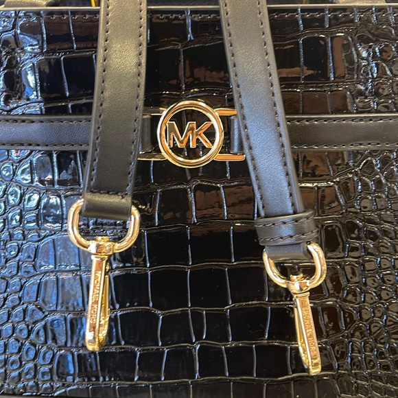 MICHAEL KORS
Reed Large Leather Belted Satchel Crossbody CZ
Black Crocodile NWT - Picture 7 of 16